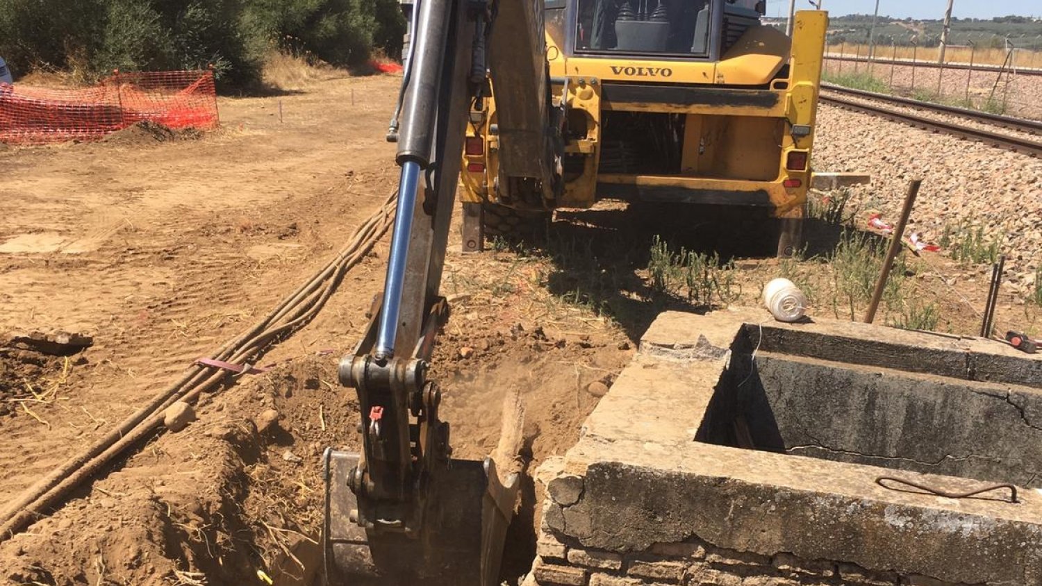 Estepona acondiciona los arroyos de la ciudad ante la previsión de fuertes precipitaciones causadas por la Dana