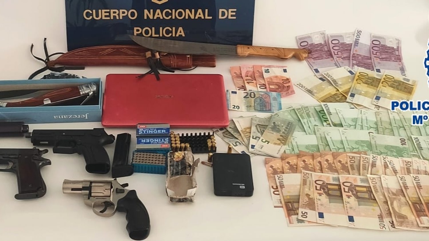 Policía Nacional desarticula un punto de venta de armas en un club de alterne en Vélez-Málaga