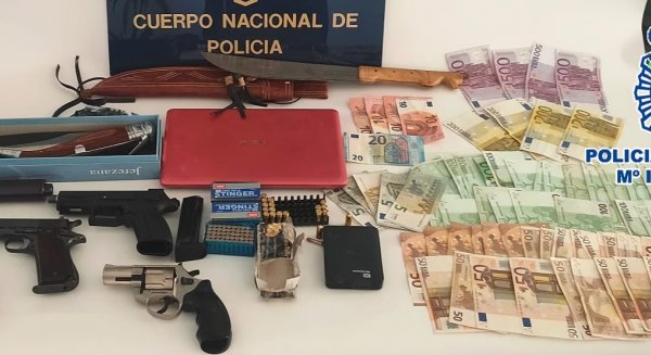 Policía Nacional desarticula un punto de venta de armas en un club de alterne en Vélez-Málaga