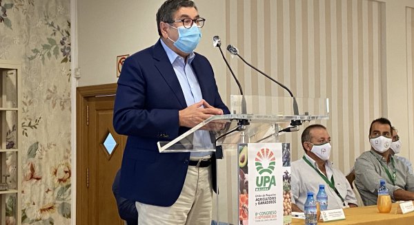 El alcalde de Vélez-Málaga muestra su firme apoyo al sector agro en el octavo congreso de la UPA Málaga