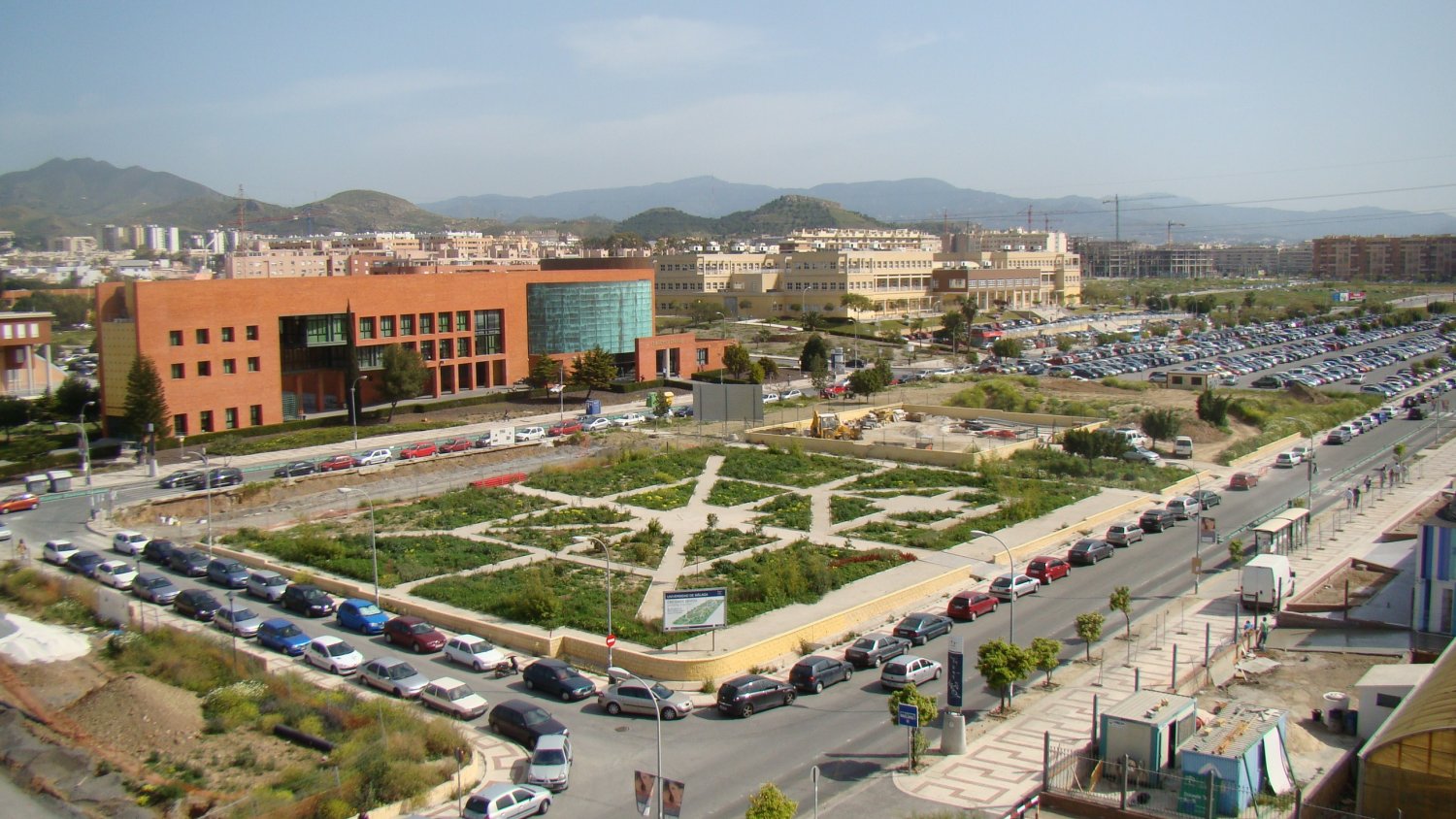 El Ayuntamiento de Málaga pone en funcionamiento dos nuevas instalaciones semafóricas en Teatinos