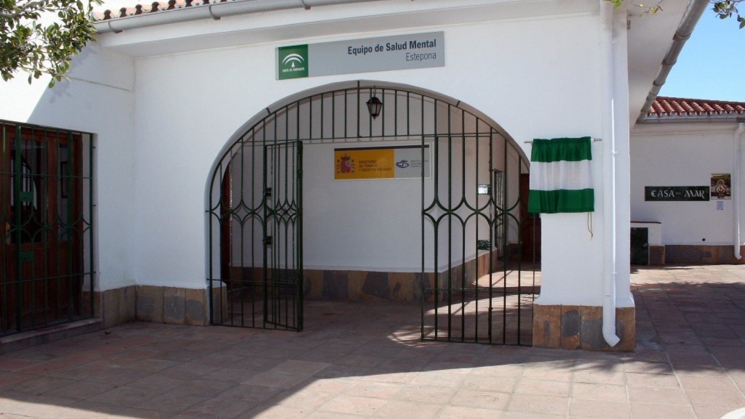 Estepona celebra el Día Mundial de la Salud Mental iluminando de verde espacios del municipio