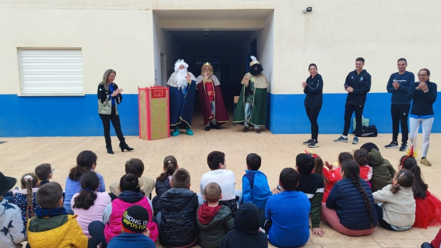 Los Reyes Magos entregan los regalos a los menores del campamento de Navidad del programa PRAY