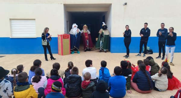 Los Reyes Magos entregan los regalos a los menores del campamento de Navidad del programa PRAY
