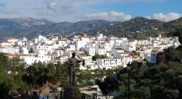 Sayalonga pide un confinamiento voluntario a sus vecinos por los casos de COVID en el municipio