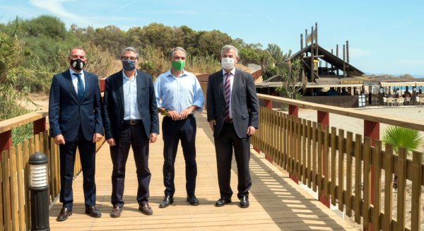 Estepona inaugura otro tramo de la senda litoral que con 19 kilómetros conecta ya el 85% de la costa local