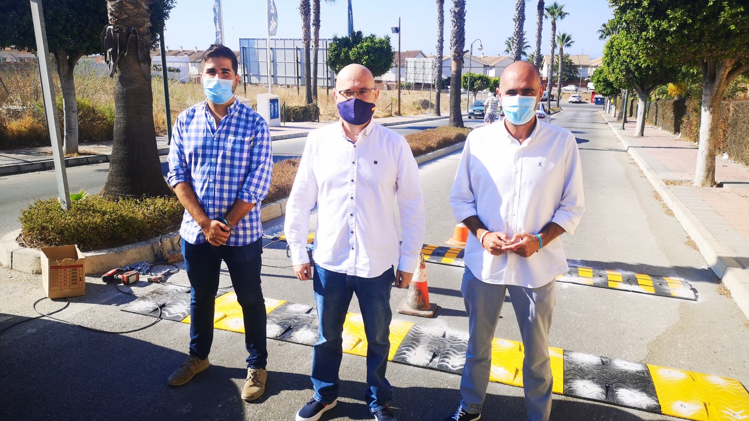 Infraestructuras instala reductores de velocidad en la avenida de Las Palmeras de la Caleta de Vélez