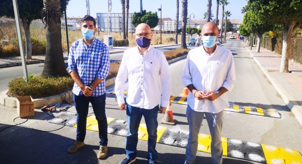 Infraestructuras instala reductores de velocidad en la avenida de Las Palmeras de la Caleta de Vélez