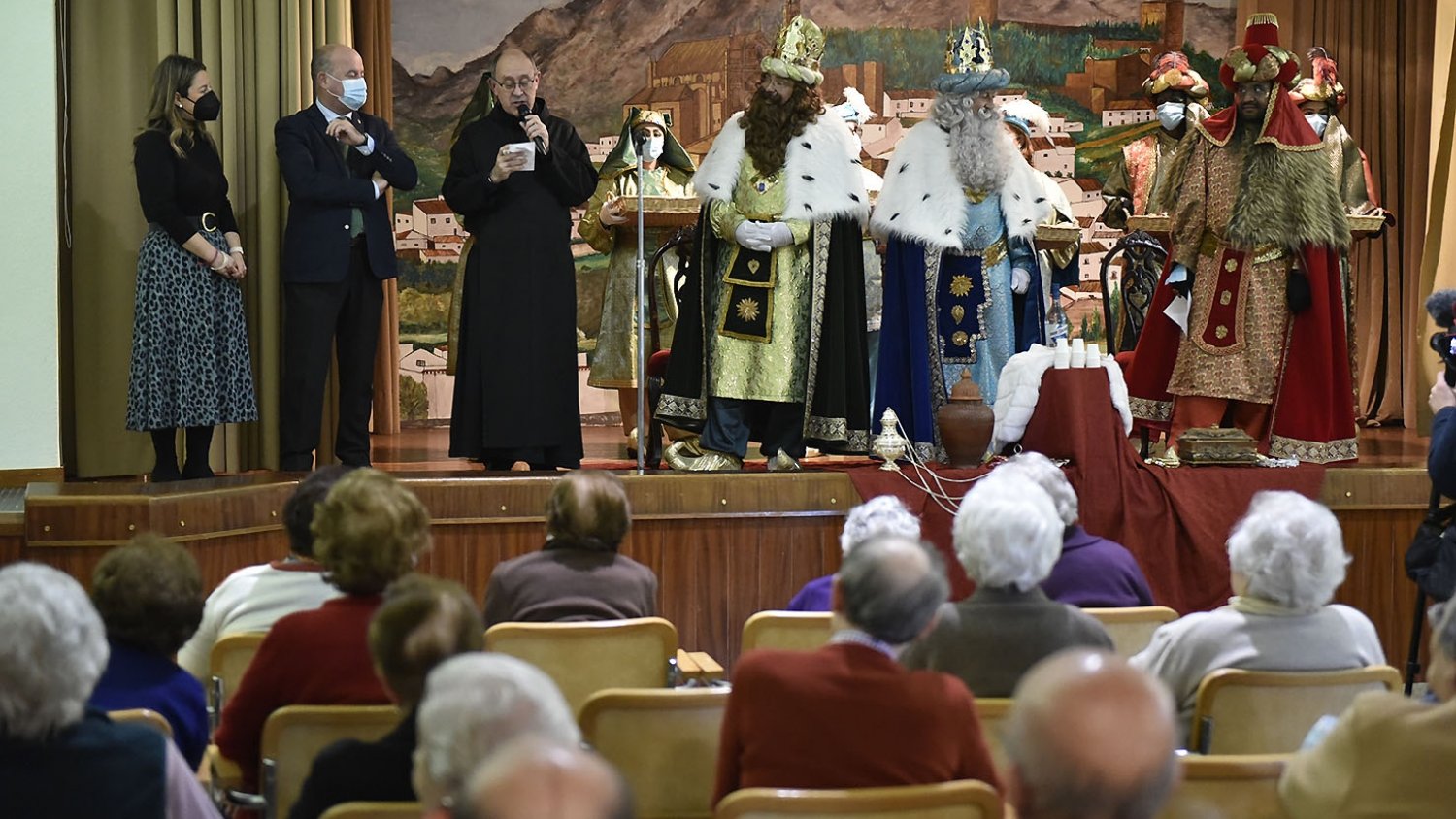 Los Reyes Magos llenan de ilusión las residencias de mayores en Antequera