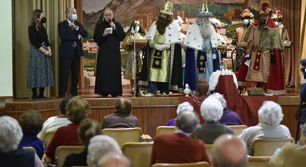 Los Reyes Magos llenan de ilusión las residencias de mayores en Antequera