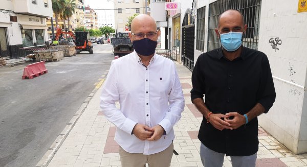 Vélez-Málaga renueva el abastecimiento de agua potable en la calle Hermanos Pinzón y Juan Sebastián Elcano