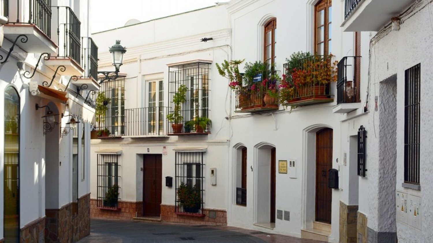 El Ayuntamiento de Nerja aplaza el corte eléctrico previsto en las calles del centro al 30 de septiembre