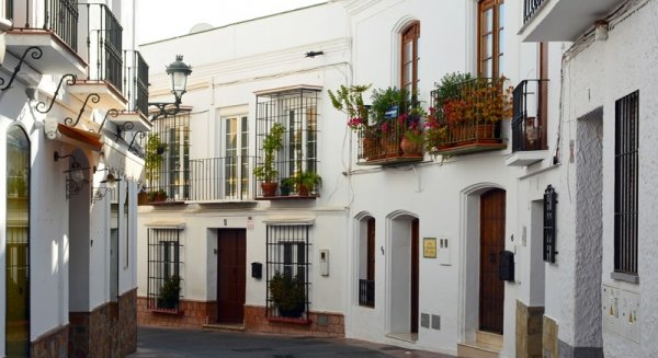 El Ayuntamiento de Nerja aplaza el corte eléctrico previsto en las calles del centro al 30 de septiembre