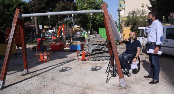 El Ayuntamiento de Málaga inicia las obras de mejora del parque infantil de la Plaza Carrascón