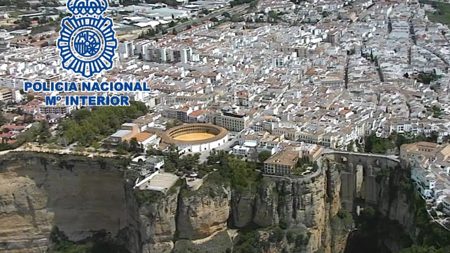 Agentes de la Policía Nacional salvan la vida a una mujer que se lanzó al vacío en el tajo de Ronda