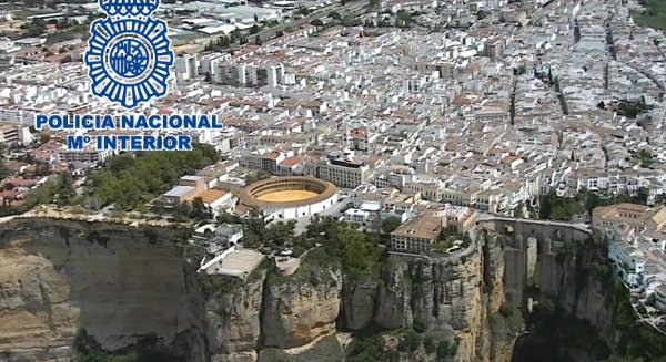 Agentes de la Policía Nacional salvan la vida a una mujer que se lanzó al vacío en el tajo de Ronda