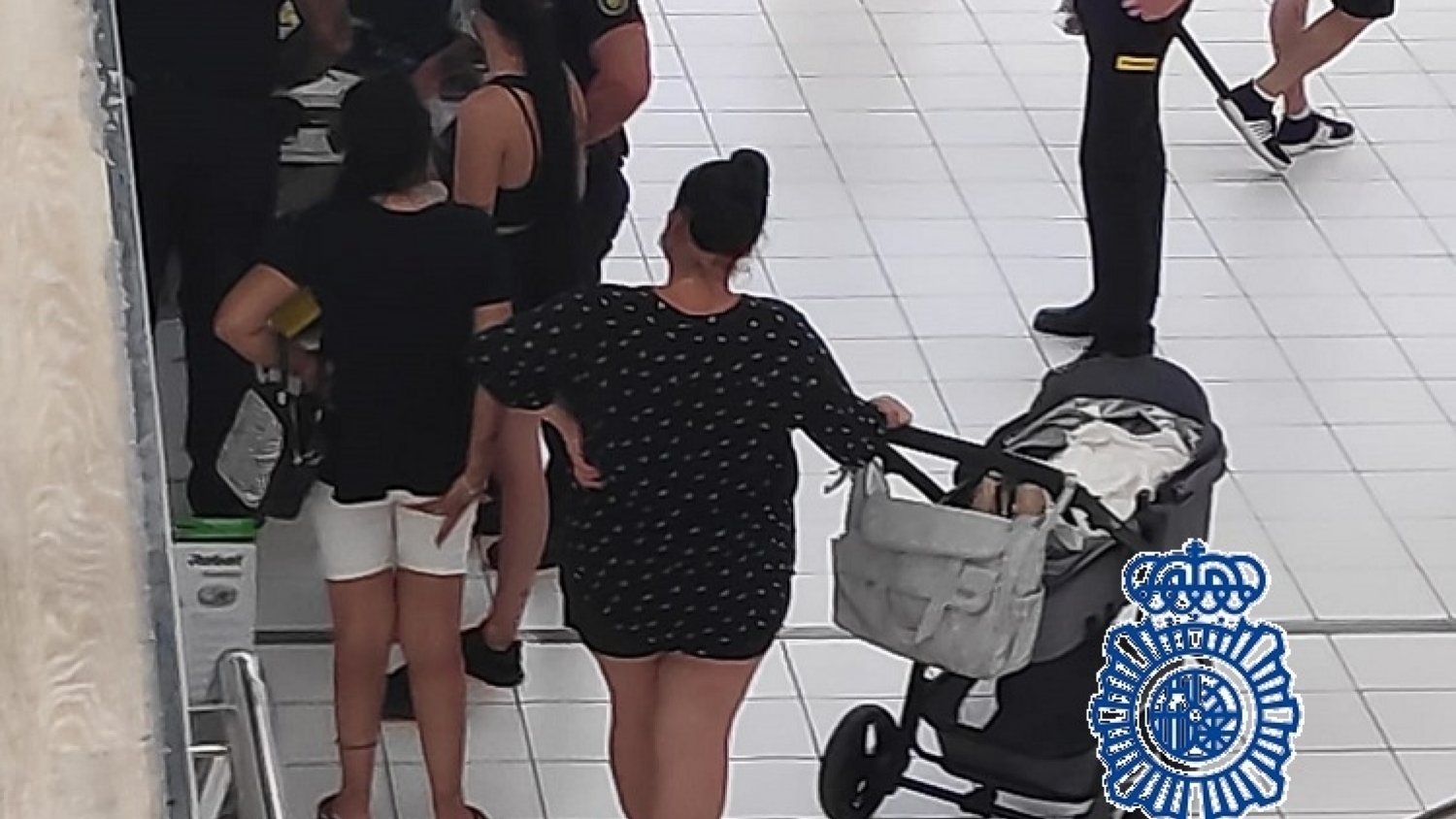 Policía Nacional detiene en Estepona a las autoras del hurto de un robot aspirado dentro del carrito de bebé
