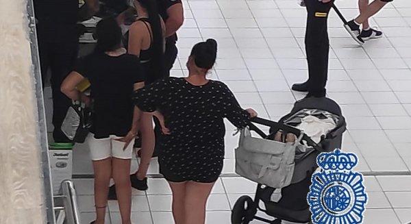 Policía Nacional detiene en Estepona a las autoras del hurto de un robot aspirado dentro del carrito de bebé
