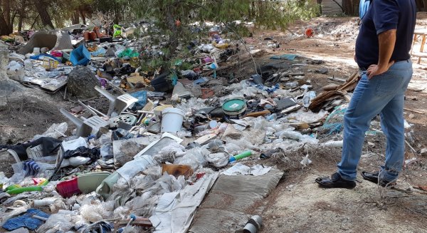 PSOE denuncia un vertedero ilegal en un pinar de la sierra de Churriana de valor medioambiental