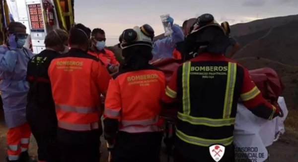 Rescatadas dos mujeres de un 'buggy' tras caer por un desnivel en Torrox
