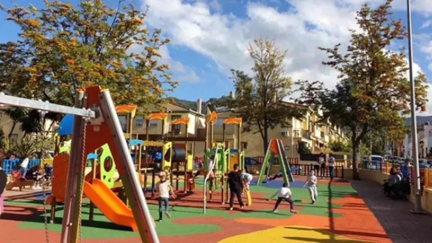 Alhaurín de la Torre limita el horario de uso de los parques infantiles y cierra los centros sociales