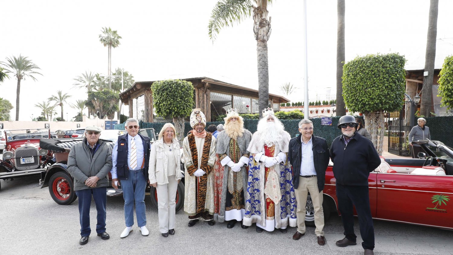 La alcaldesa asiste al recorrido de los Reyes Magos en coches de época por San Pedro Alcántara