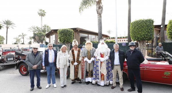 La alcaldesa asiste al recorrido de los Reyes Magos en coches de época por San Pedro Alcántara