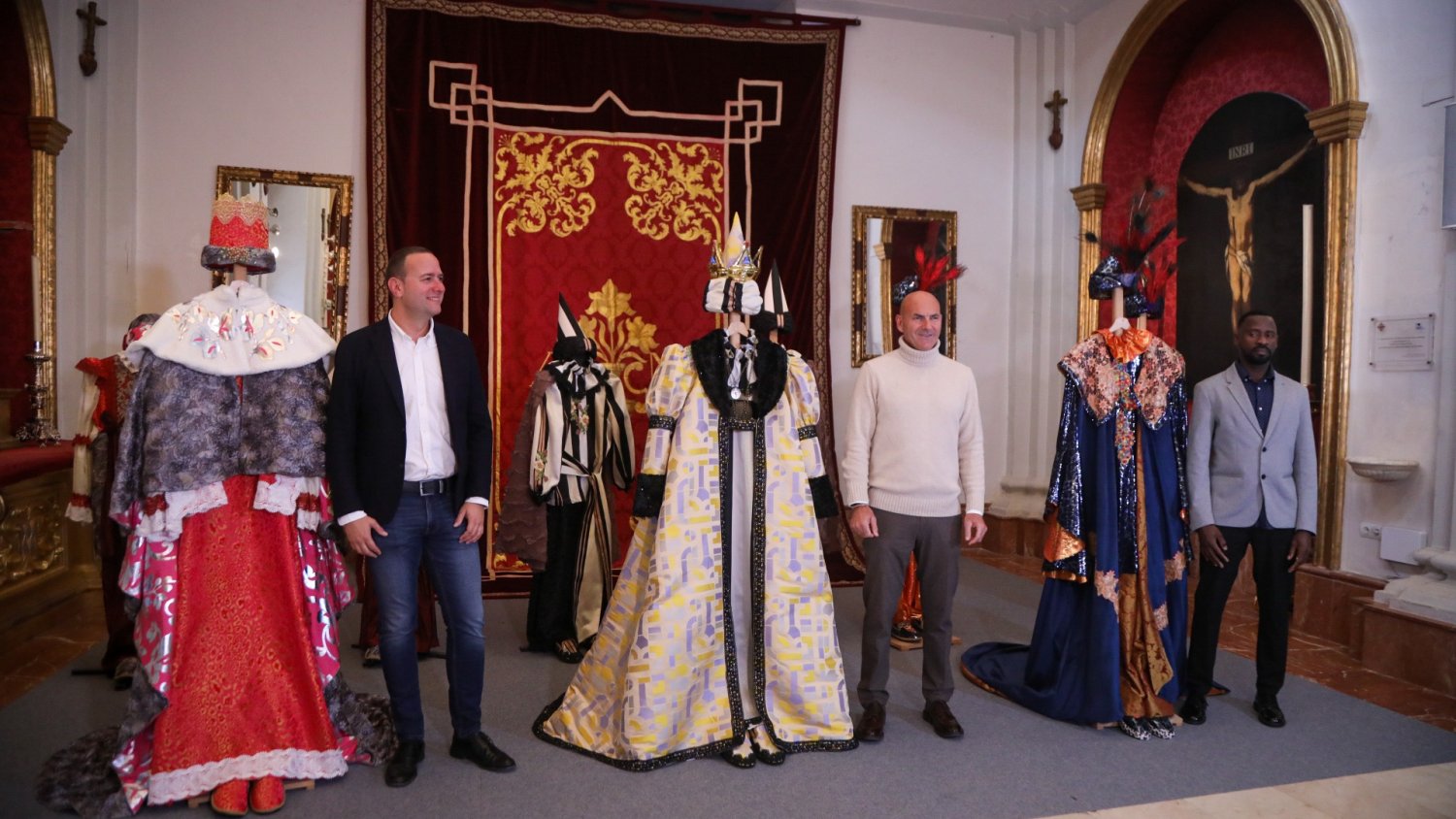 La Agrupación de Cofradías expone los trajes de los Reyes Magos de la Cabalgata 2023