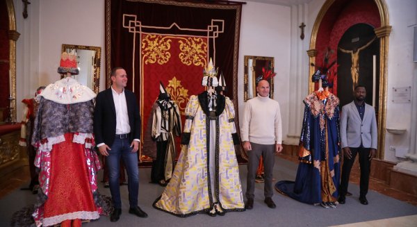 La Agrupación de Cofradías expone los trajes de los Reyes Magos de la Cabalgata 2023