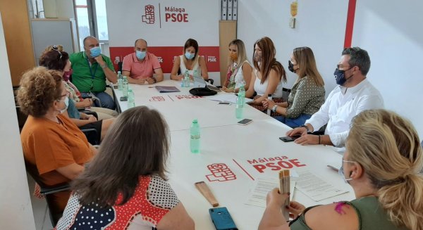 PSOE y los sindicatos se unen en defensa del centro de personas con discapacidad Guadalmedina
