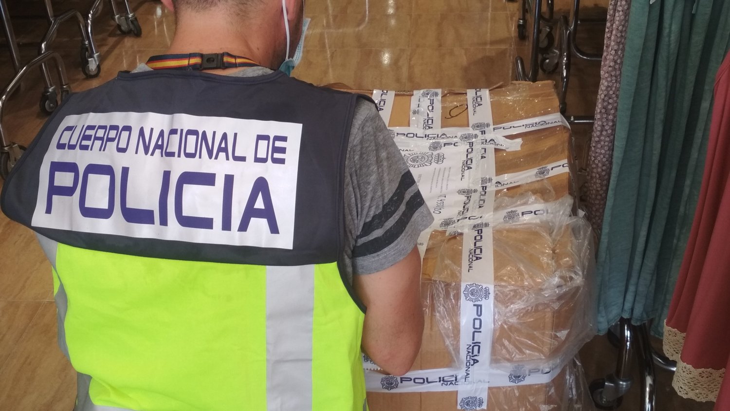 Policía Nacional incauta de 217 prendas textiles falsificadas y detiene a seis personas en Guadalhorce