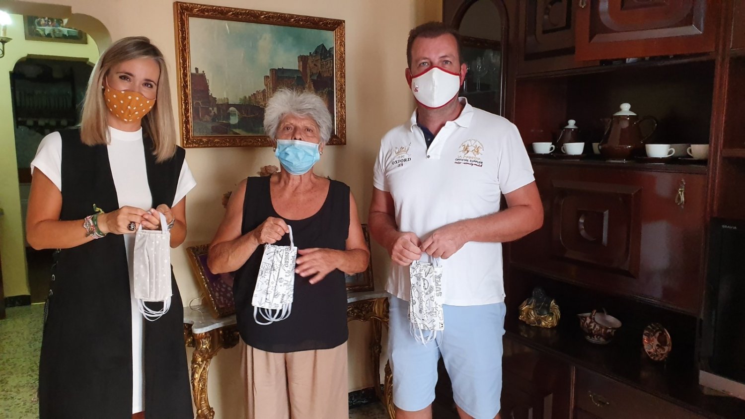 PSOE continúa el reparto de mascarillas y salvaorejas en Alhaurín de la Torre