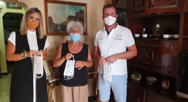 PSOE continúa el reparto de mascarillas y salvaorejas en Alhaurín de la Torre