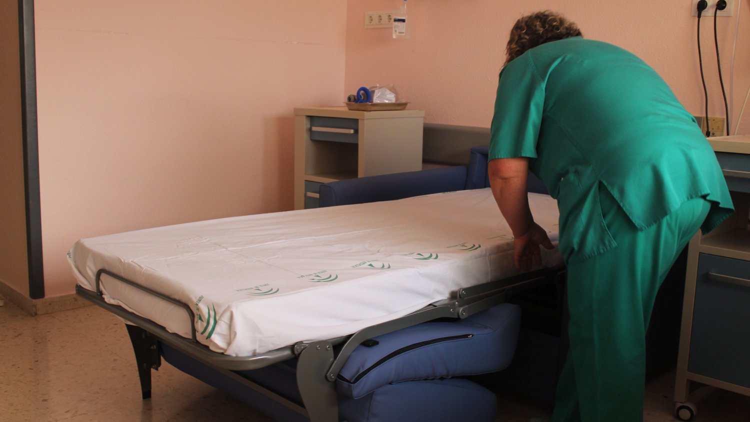 La Fundación El Gancho Infantil dona cinco sillones azules al Hospital de la Axarquía