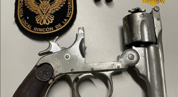Policía Local de Rincón de la Victoria detiene a un individuo por un presunto delito de tenencia ilícita de armas