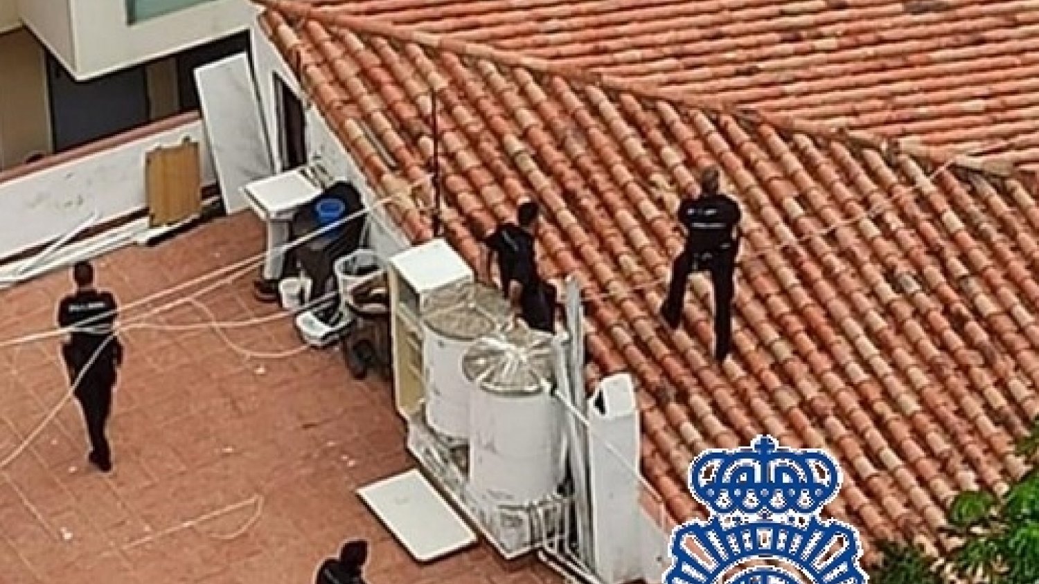 Policía Nacional socorre a un hombre encaramado al borde de un tejado en Fuengirola