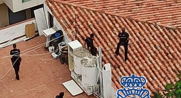 Policía Nacional socorre a un hombre encaramado al borde de un tejado en Fuengirola