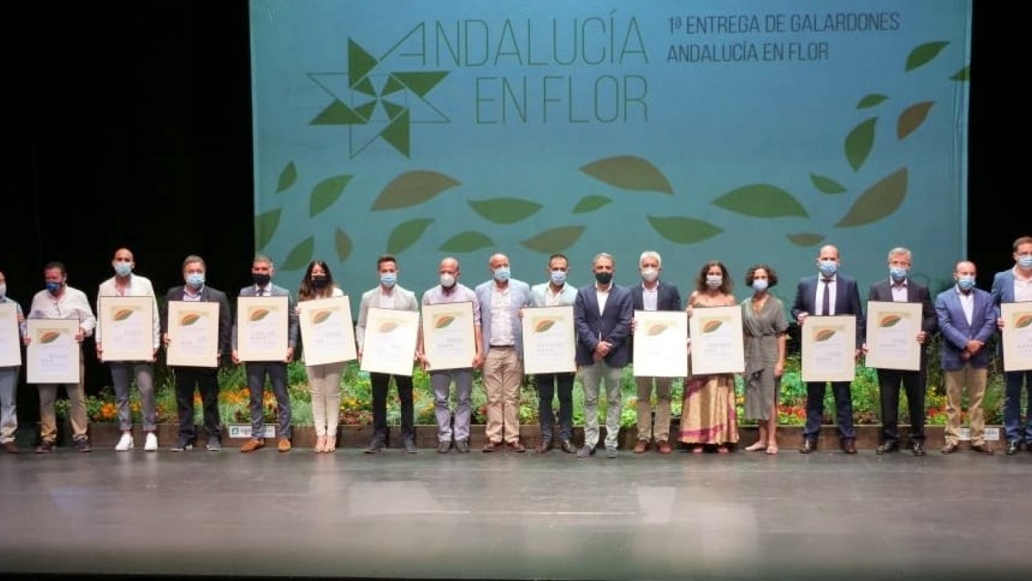 El alcalde de Estepona destaca el valor de la sostenibilidad tras recibir el  I Galardón Andalucía en Flor