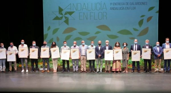 El alcalde de Estepona destaca el valor de la sostenibilidad tras recibir el  I Galardón Andalucía en Flor