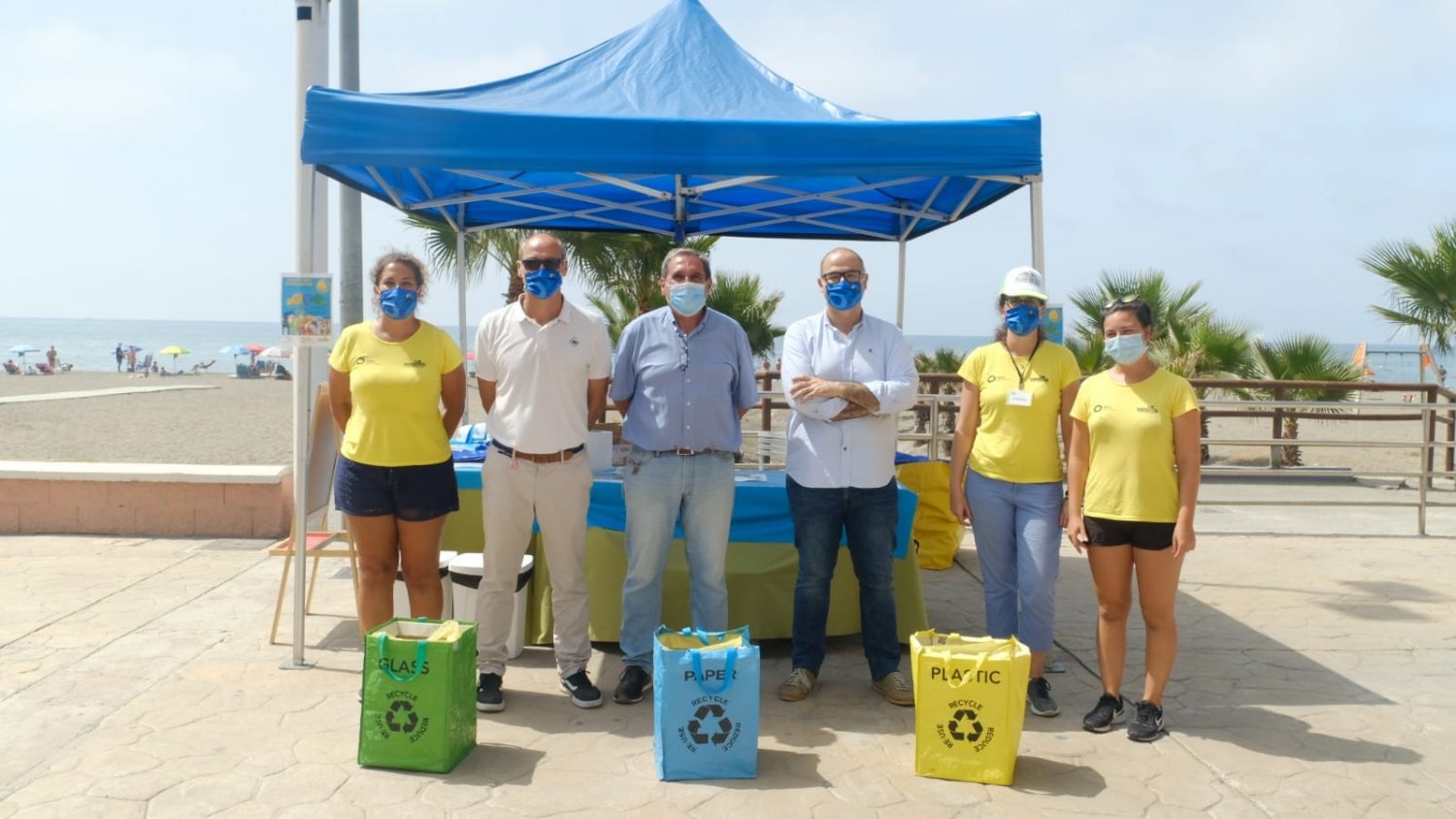 Rincón de la Victoria acoge una campaña para fomentar el reciclaje de envases y de papel en el litoral