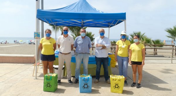 Rincón de la Victoria acoge una campaña para fomentar el reciclaje de envases y de papel en el litoral