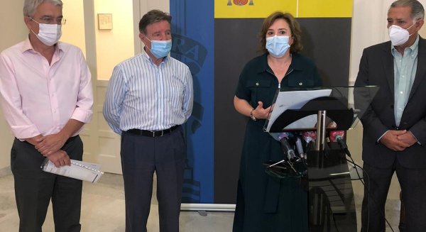 La delegada en Andalucía explica a los empresarios las medidas adoptadas para el sector turístico en Málaga