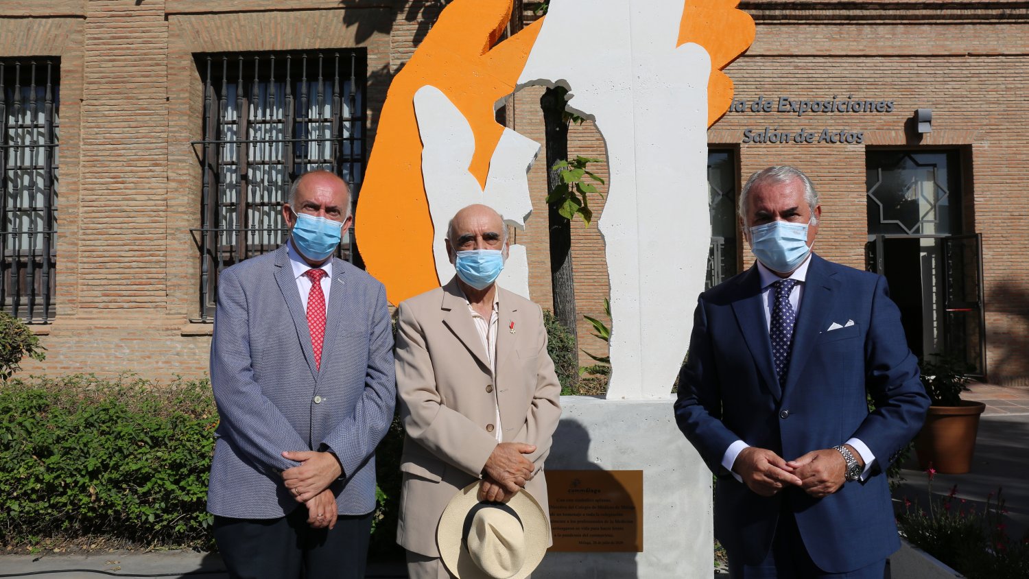 El Colegio de Médicos de Málaga inaugura la escultura 'El Aplauso' por su labor en la pandemia
