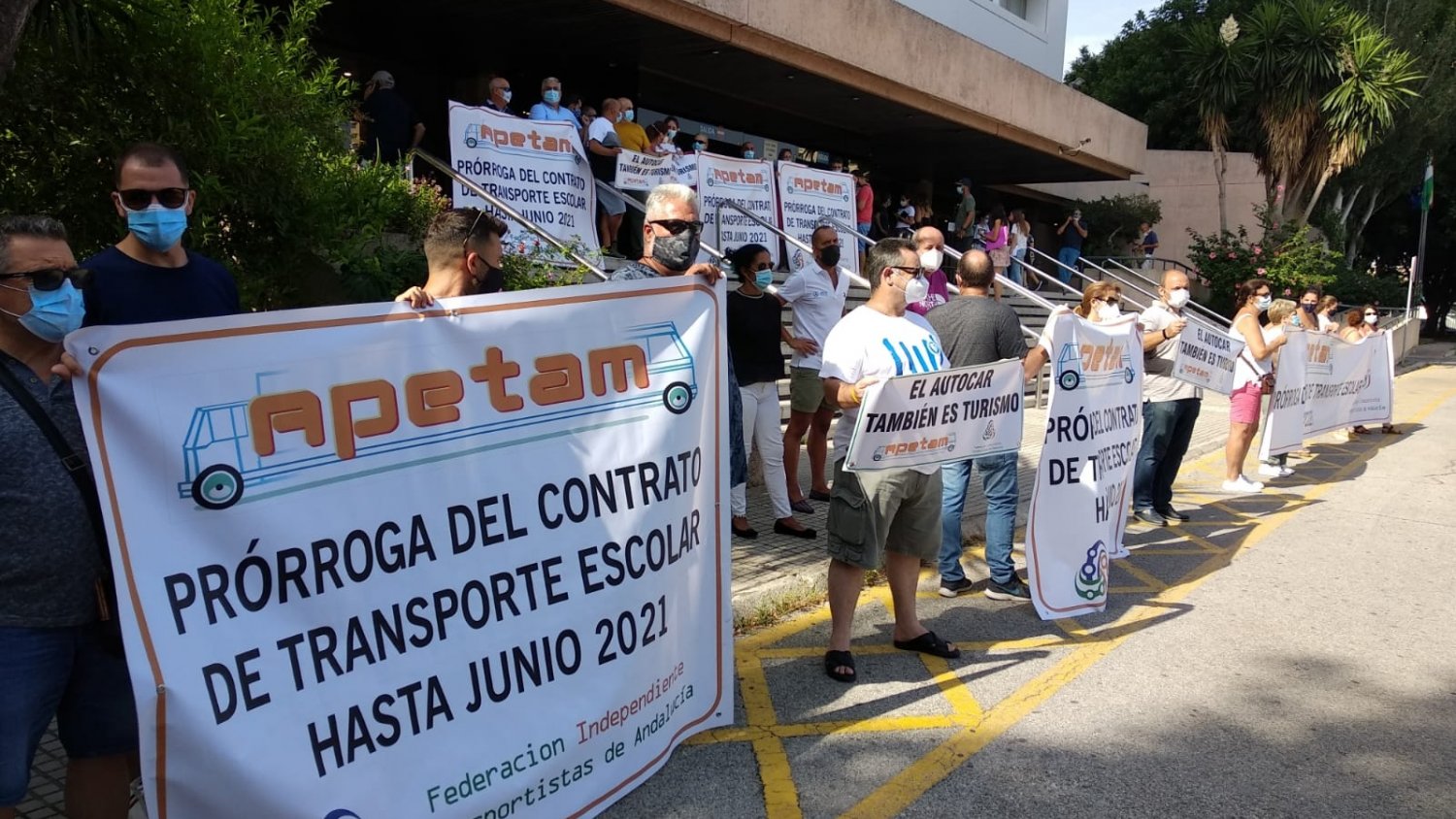 El sector del transporte de Andalucía se concentra para exigir la prórroga del contrato de rutas escolares