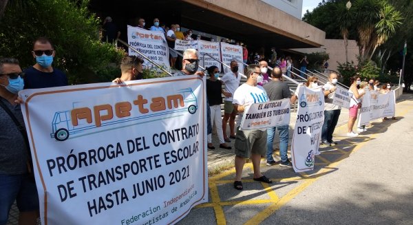 El sector del transporte de Andalucía se concentra para exigir la prórroga del contrato de rutas escolares