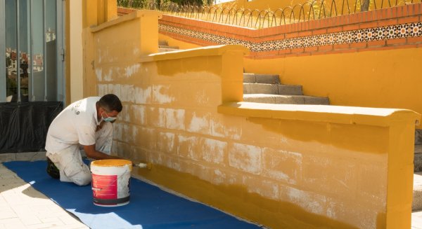 Estepona lleva a cabo 268 actuaciones de mejora en los centros educativos durante este verano