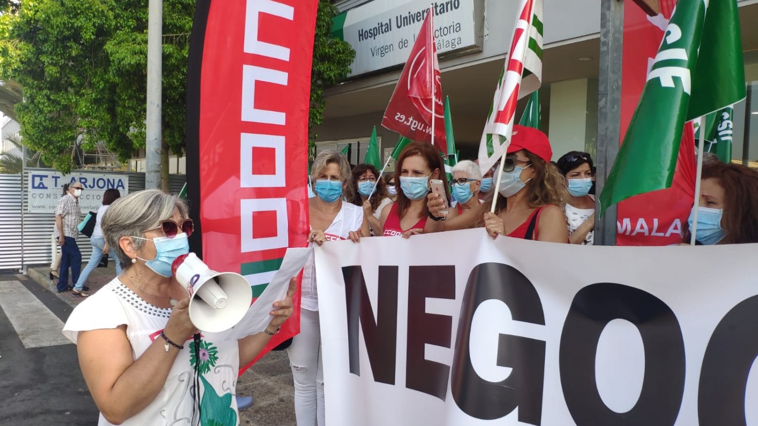 Profesionales sanitarios reclaman mejoras laborales y salariales en Málaga en la entrada del Clínico