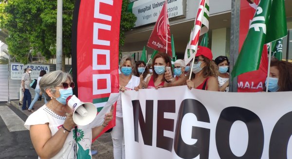 Profesionales sanitarios reclaman mejoras laborales y salariales en Málaga en la entrada del Clínico