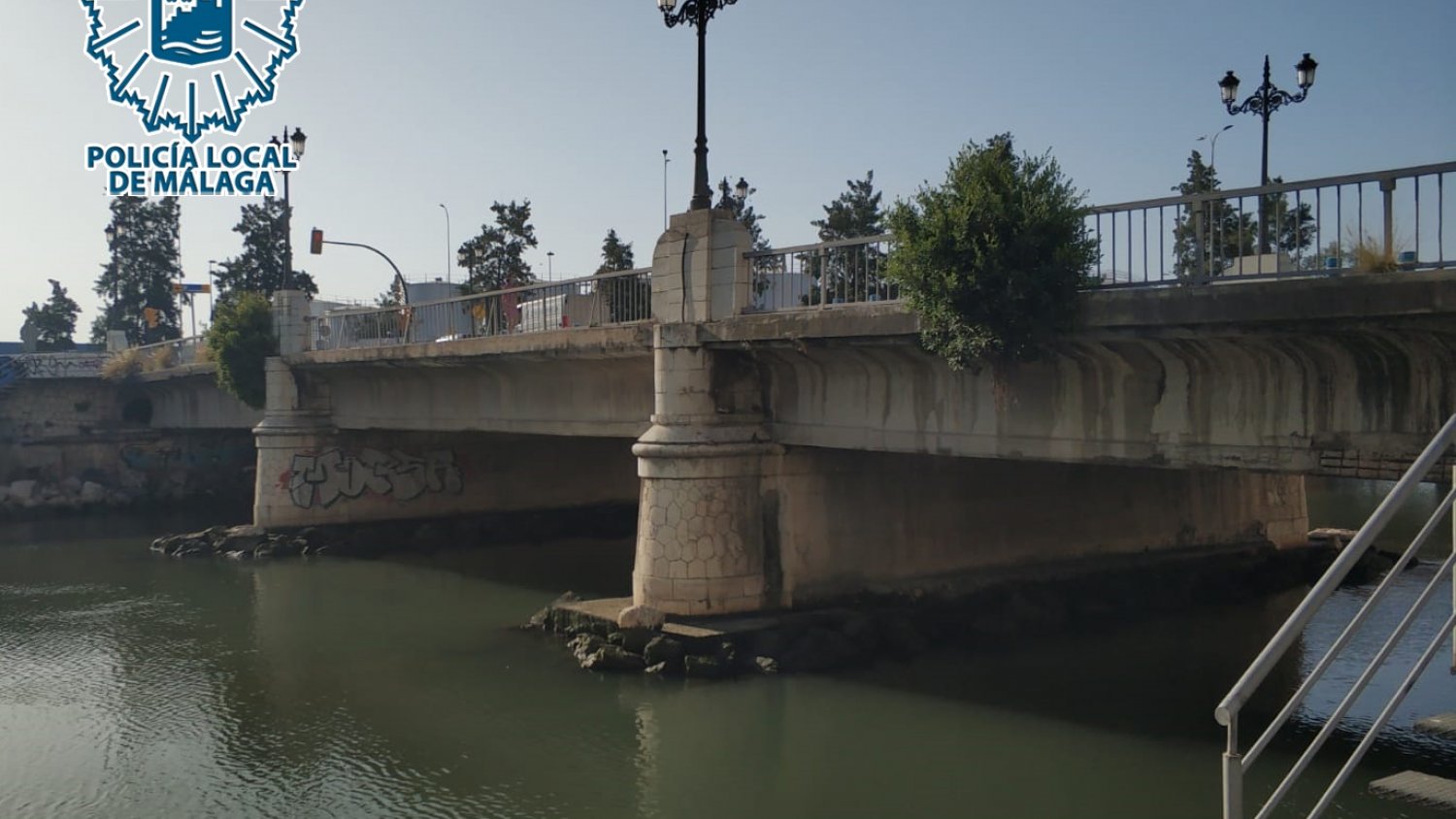 Dos policías locales del GIP logran evitar que un hombre se lance al vacío desde el Puente del Carmen