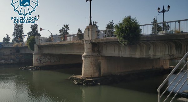 Dos policías locales del GIP logran evitar que un hombre se lance al vacío desde el Puente del Carmen